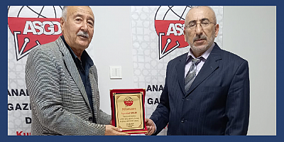 AGSYD Adana Şube Başkanı Boz’dan Söyler’e plaket
